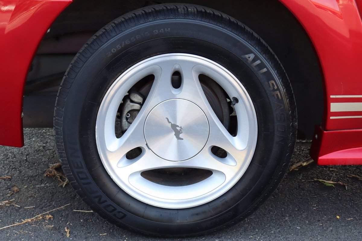 Used 1999 Ford Mustang Convertible RWD image 33