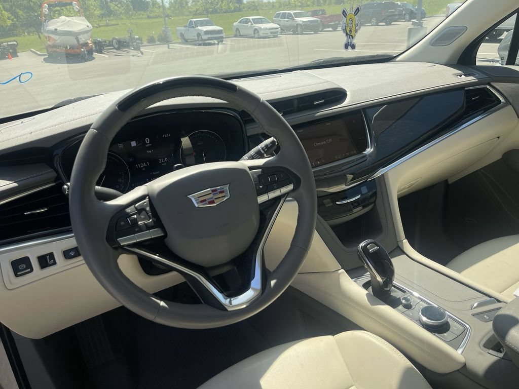 Used 2023 Cadillac XT6 Premium Luxury w/ Technology Package AWD/4WD image 18