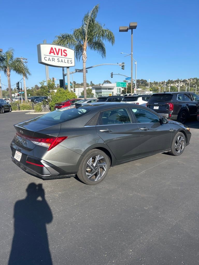 Used 2025 Hyundai Elantra SEL image 3