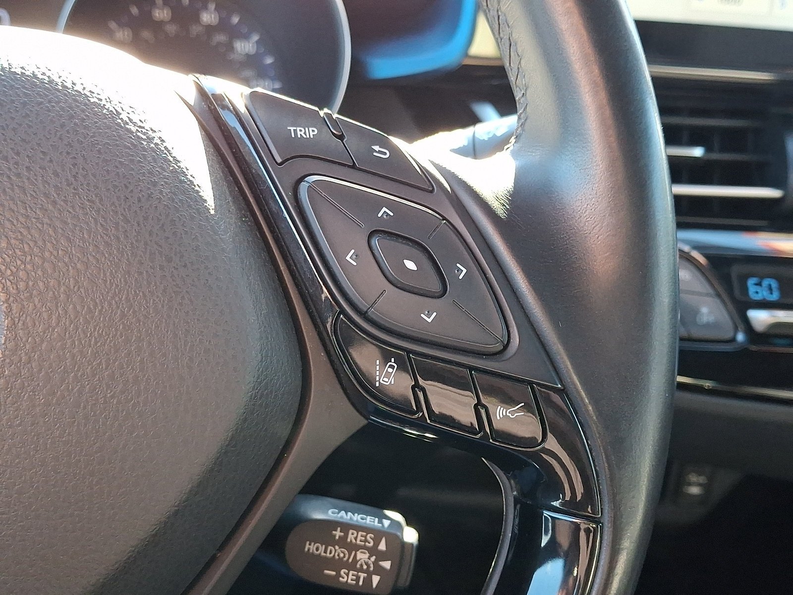 Used 2019 Toyota C-HR XLE FWD image 22