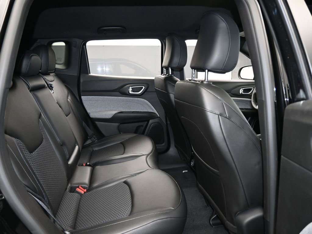 Used 2025 Jeep Compass Latitude image 34