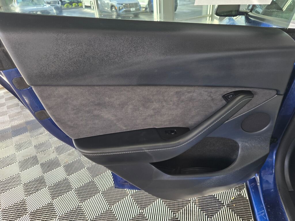 Used 2025 Tesla Model Y Long Range image 40