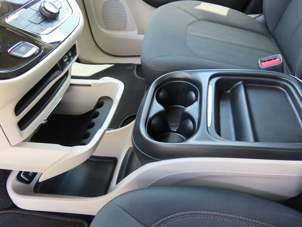 Used 2019 Chrysler Pacifica Touring Plus w/ Tire & Wheel Group FWD image 18