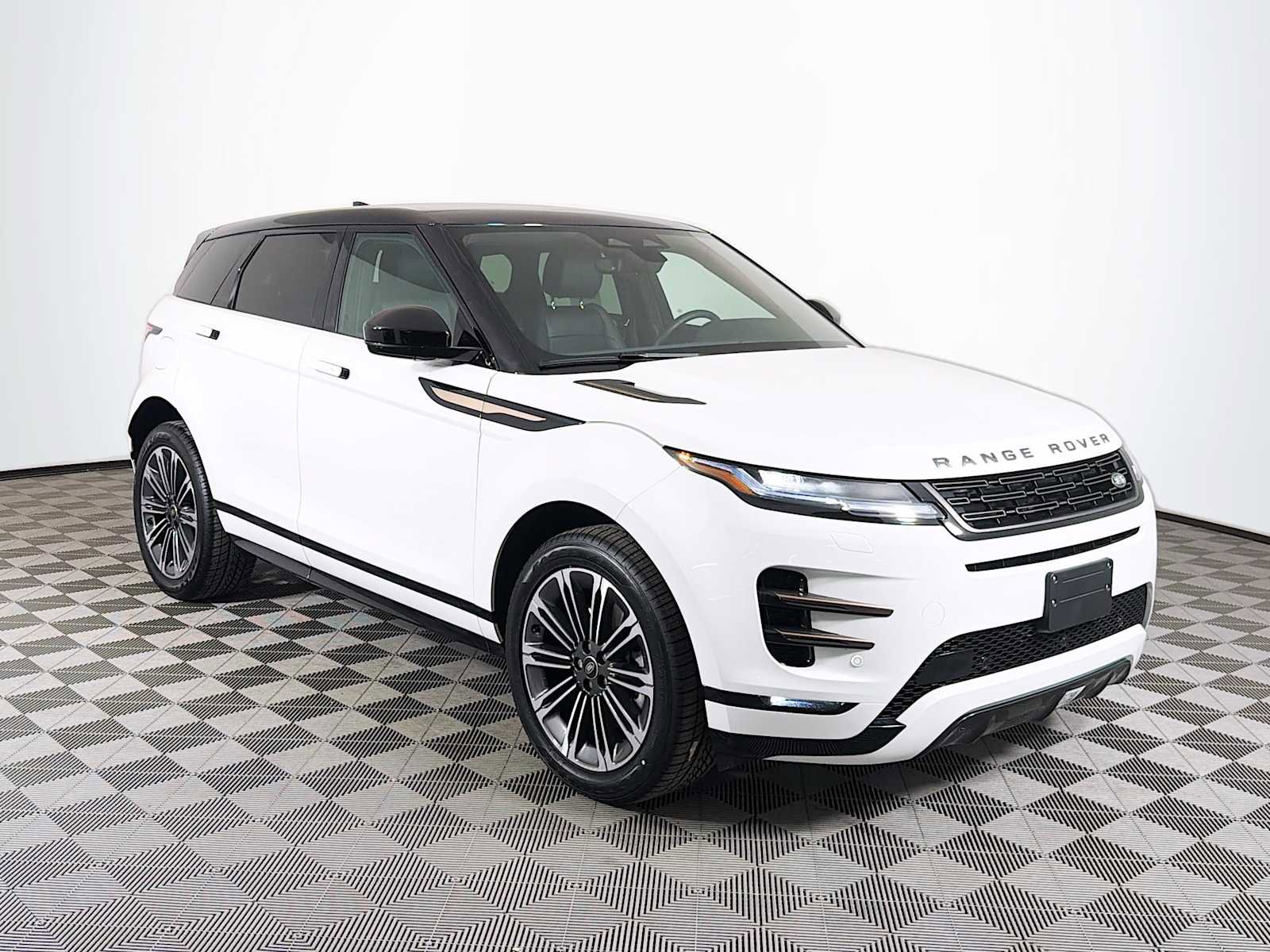 Used 2025 Land Rover Range Rover Evoque Dynamic SE AWD/4WD image 3