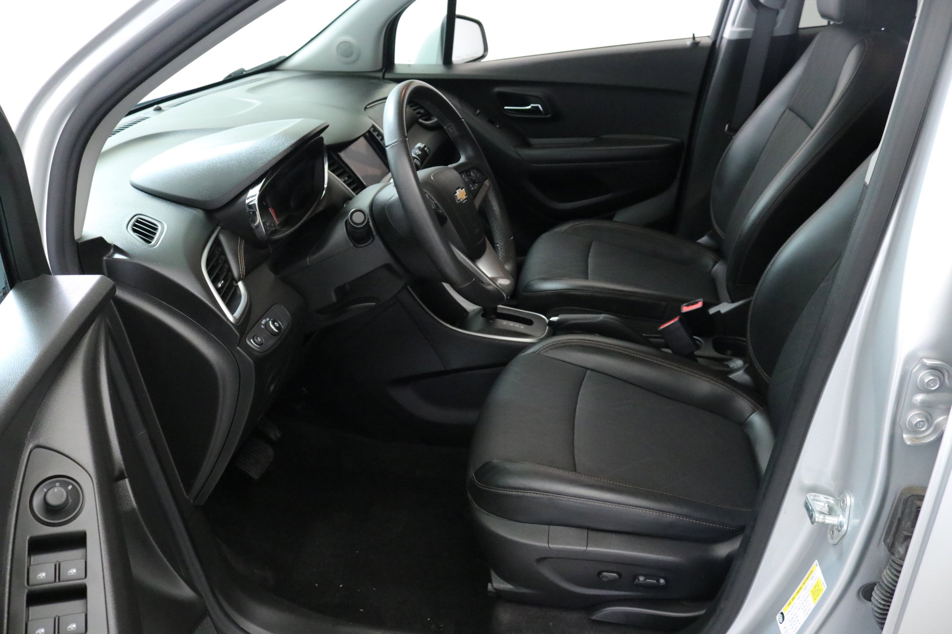 Used 2022 Chevrolet Trax LT w/ LT Convenience Package image 23