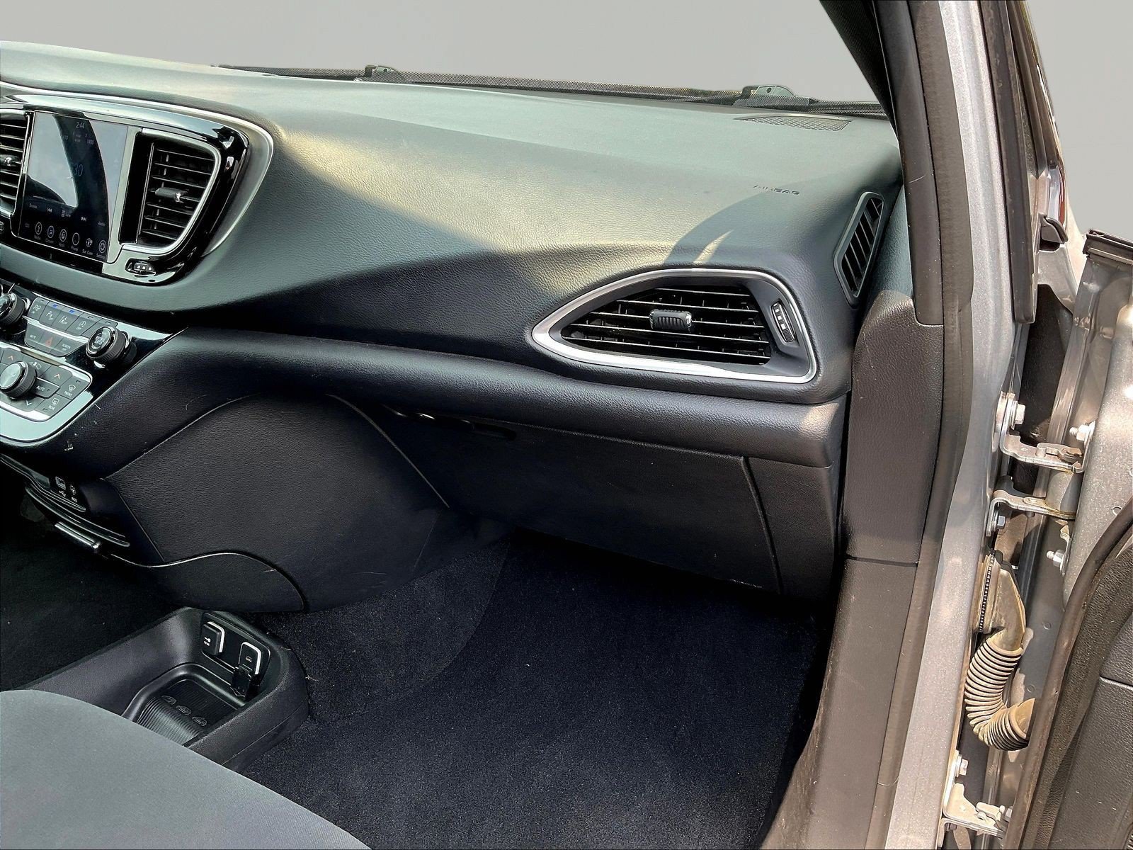 Used 2019 Chrysler Pacifica Touring Plus w/ Advanced Safetytec Group FWD image 26
