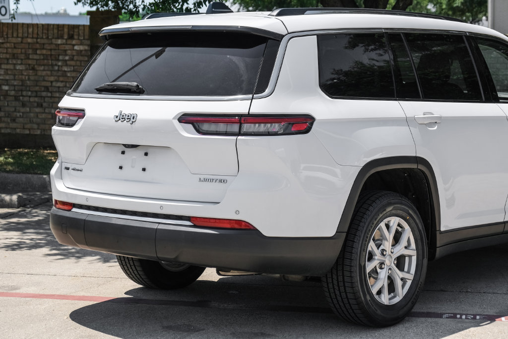 Used 2023 Jeep Grand Cherokee L Limited AWD/4WD image 17