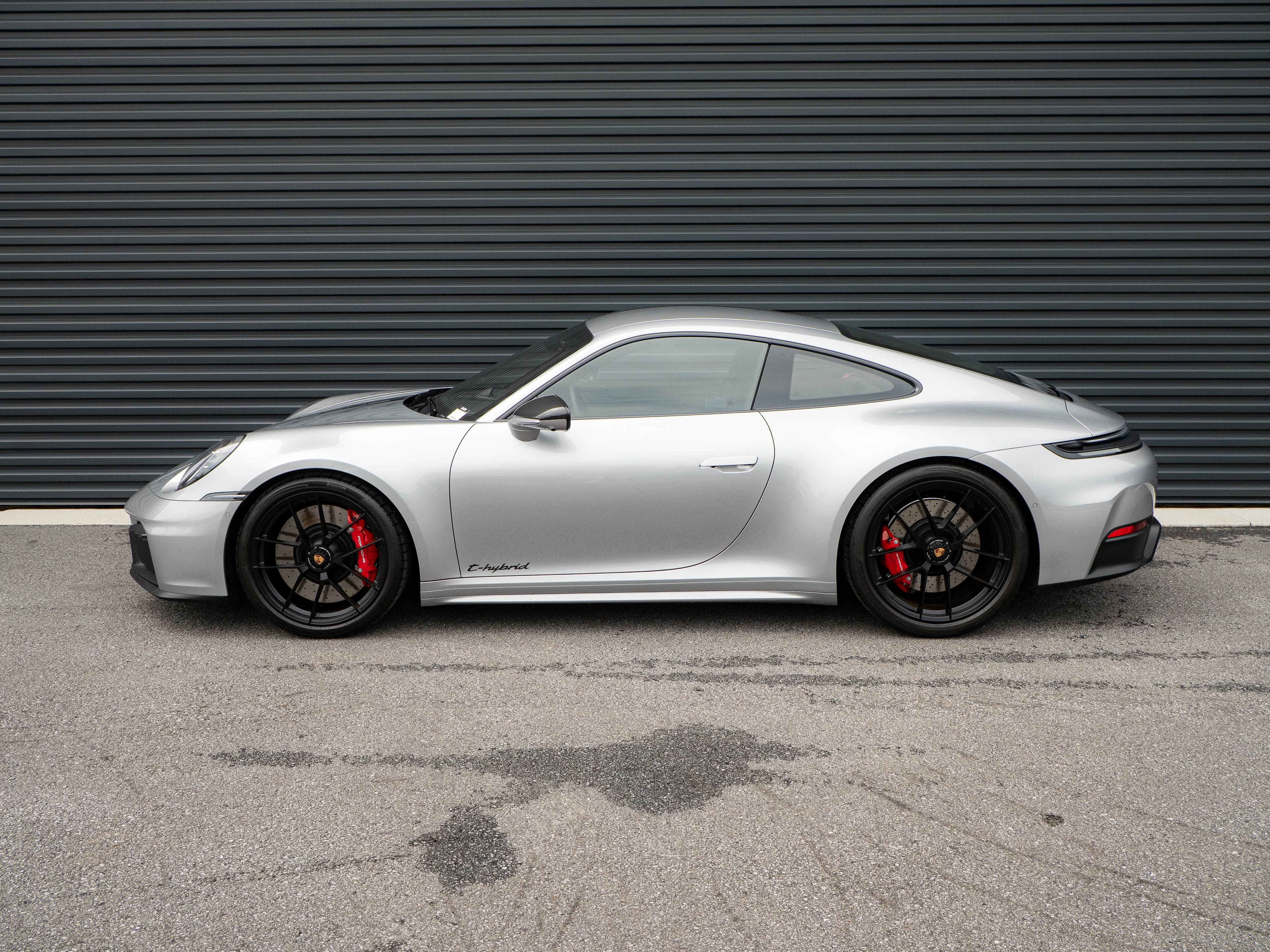 Certified 2025 Porsche 911 Carrera GTS RWD image 2