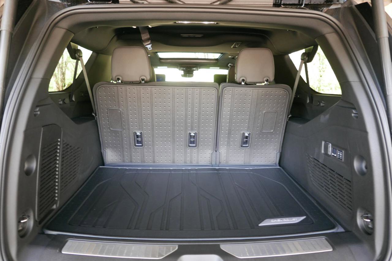 Used 2025 Chevrolet Suburban High Country image 32