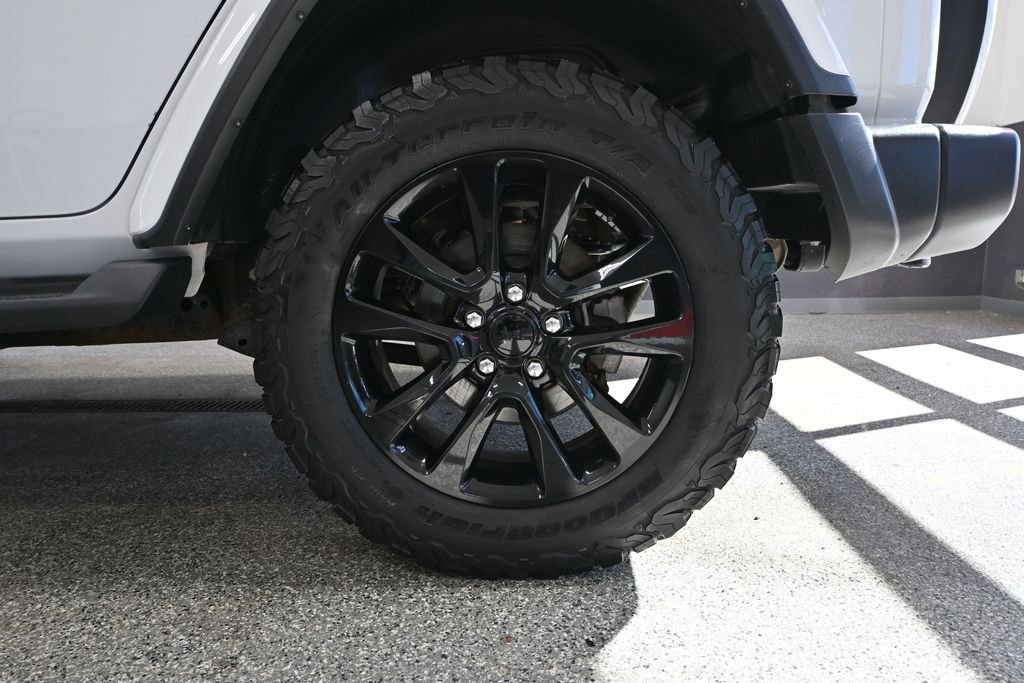 Used 2018 Jeep Wrangler Unlimited Sahara w/ Dual Top Group AWD/4WD image 16