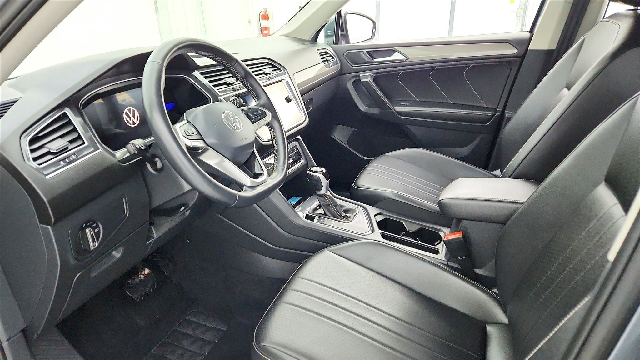 Used 2024 Volkswagen Tiguan SE image 25