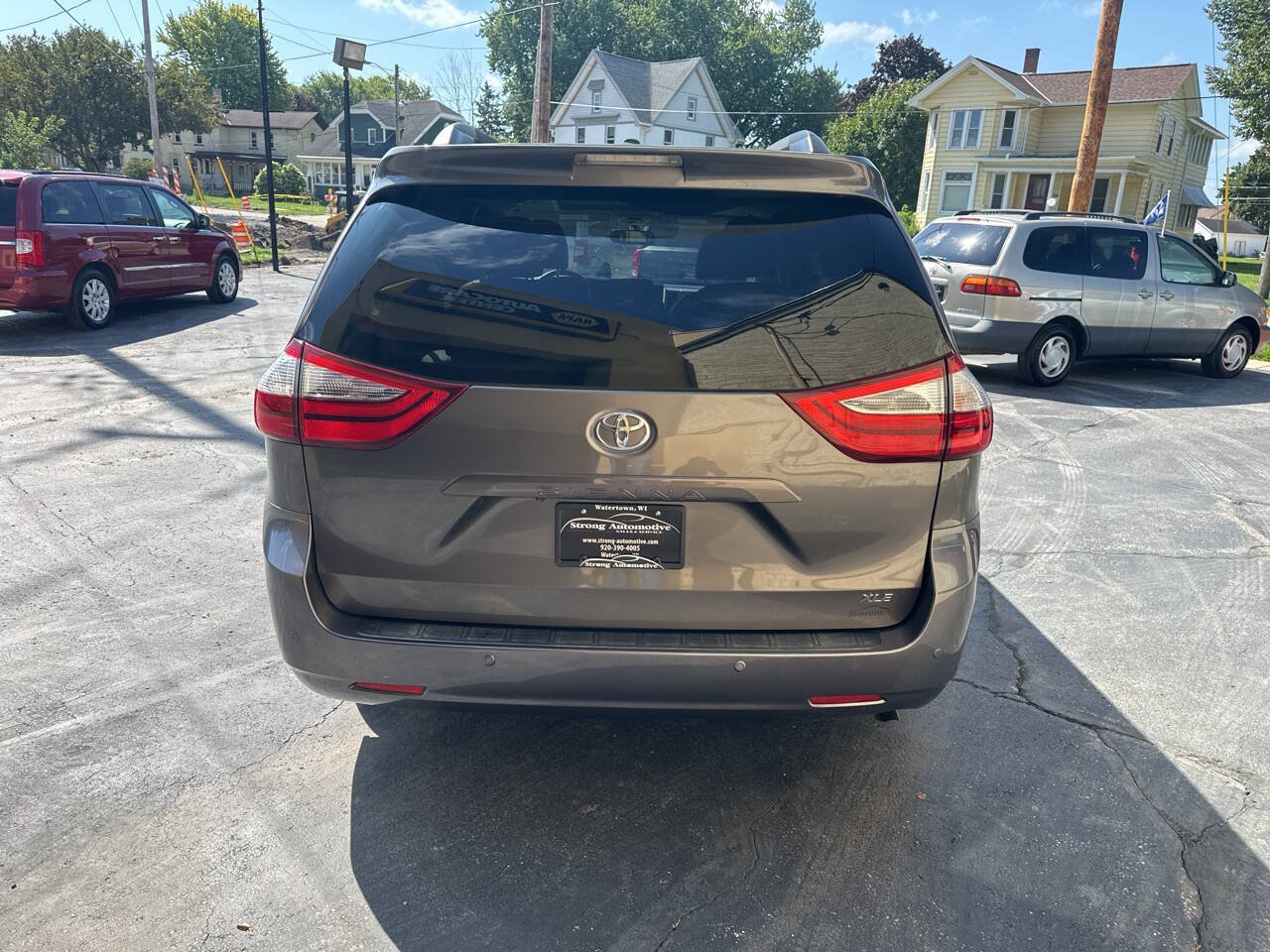 Used 2017 Toyota Sienna XLE w/ XLE Navigation Package FWD image 4