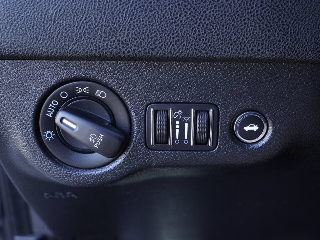 Used 2016 Dodge Charger SXT RWD image 13