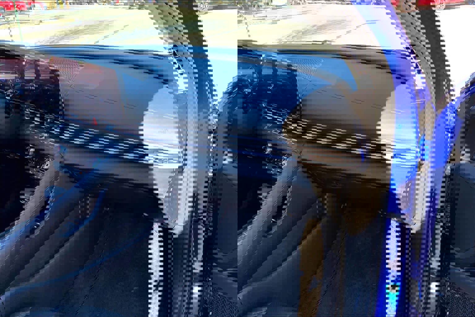 Used 2025 Hyundai Elantra Limited image 19