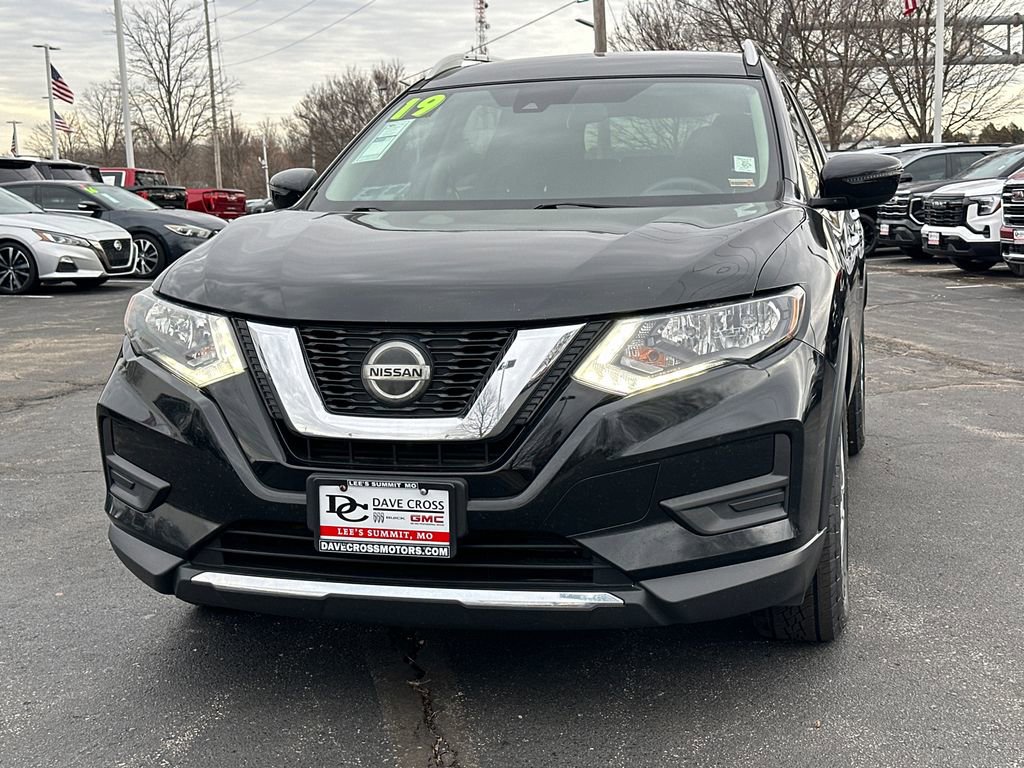 Used 2019 Nissan Rogue SV image 2
