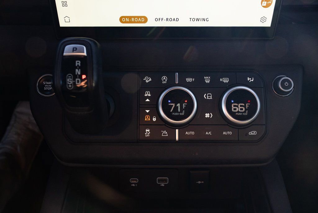 Used 2023 Land Rover Defender 130 X-Dynamic SE image 15