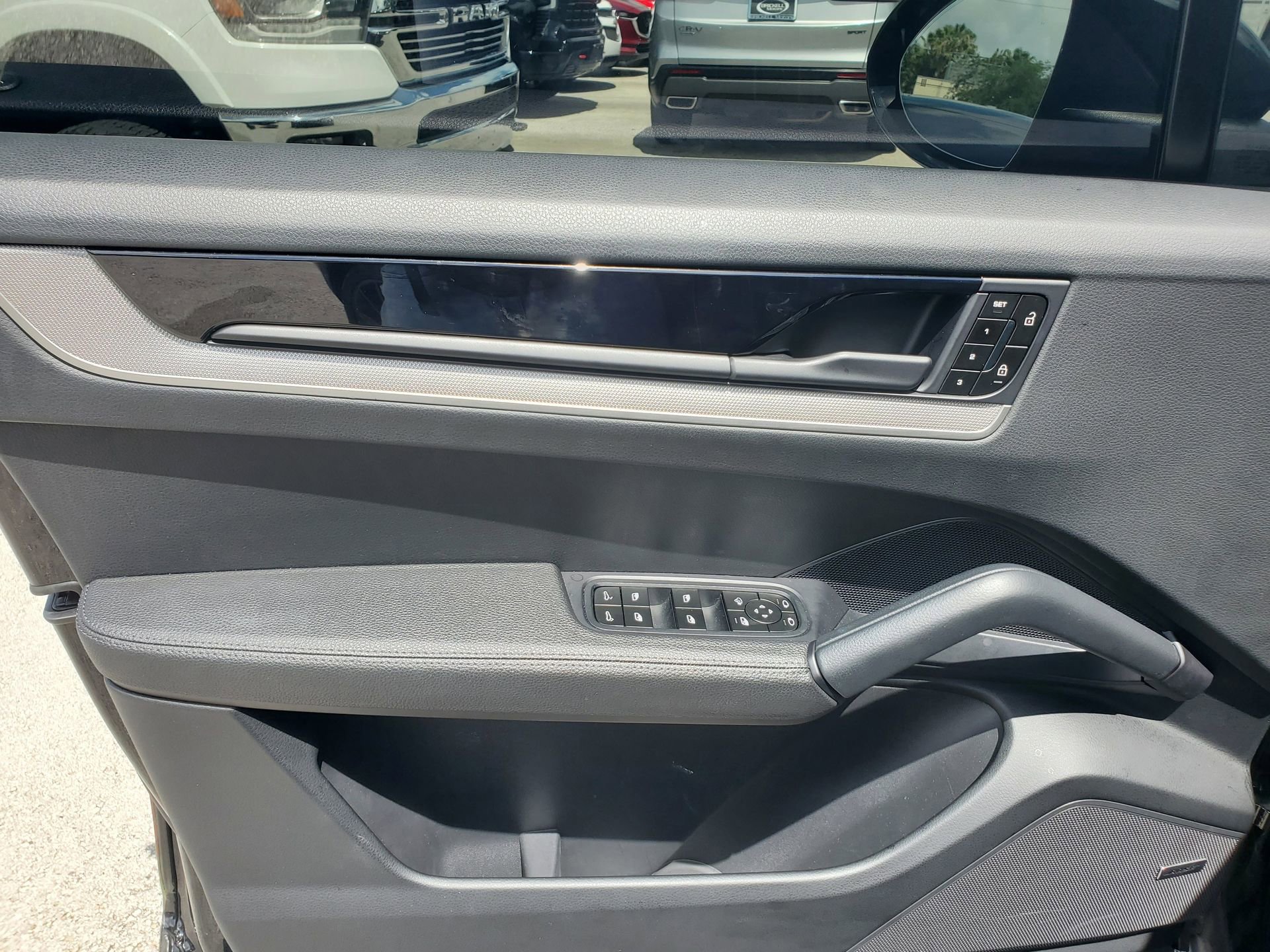 Used 2024 Porsche Cayenne AWD/4WD image 16