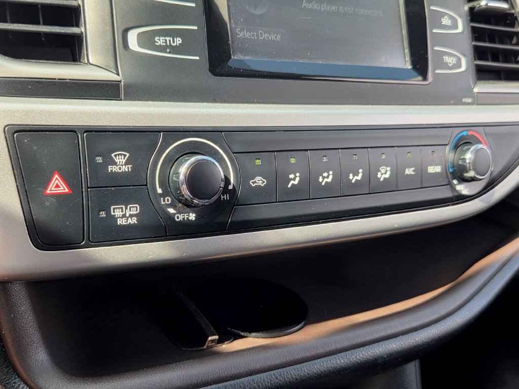 Used 2018 Toyota Highlander LE FWD image 19