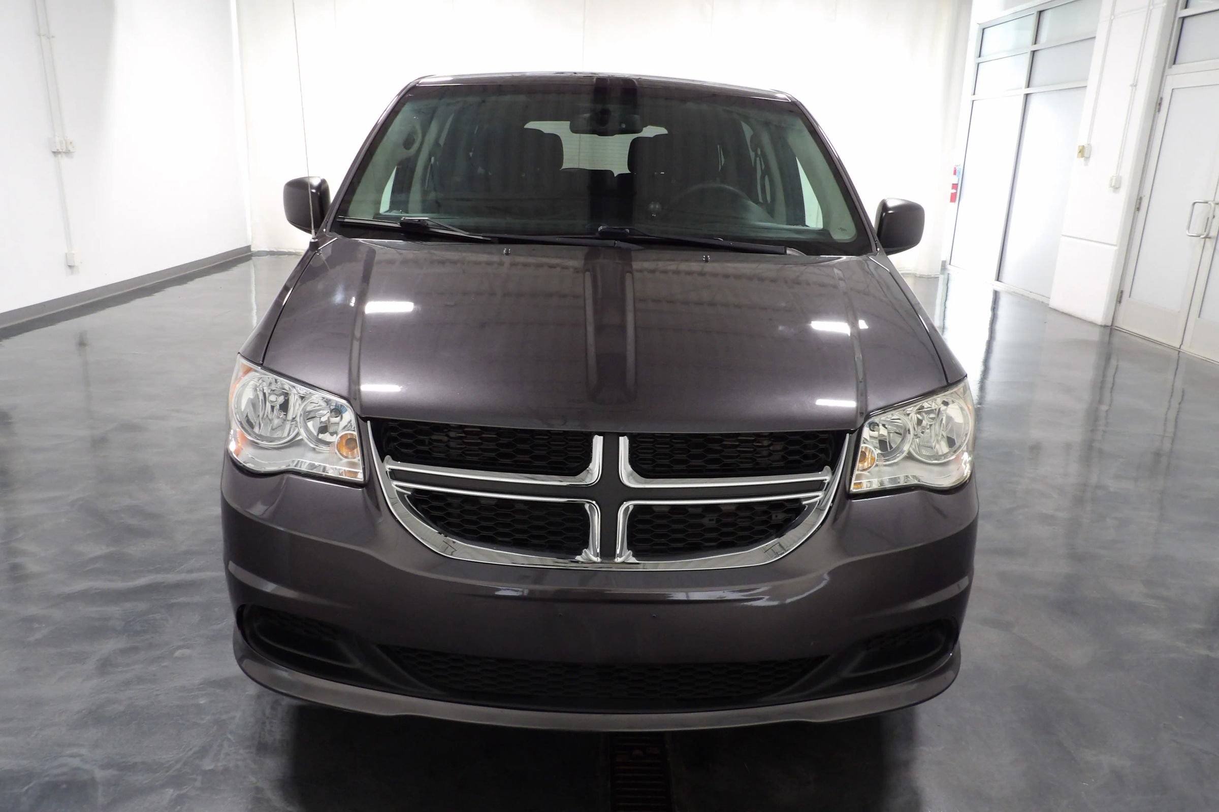 Used 2015 Dodge Grand Caravan American Value Package w/ UConnect Hands-Free Group FWD image 2