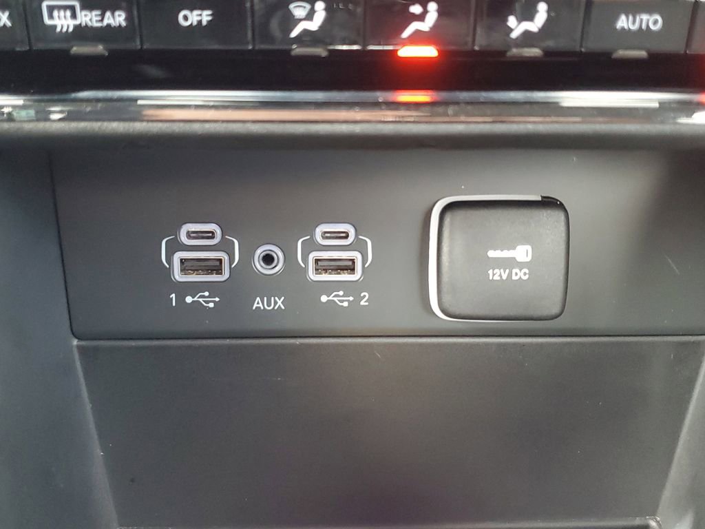 Used 2023 Jeep Grand Cherokee Laredo image 33