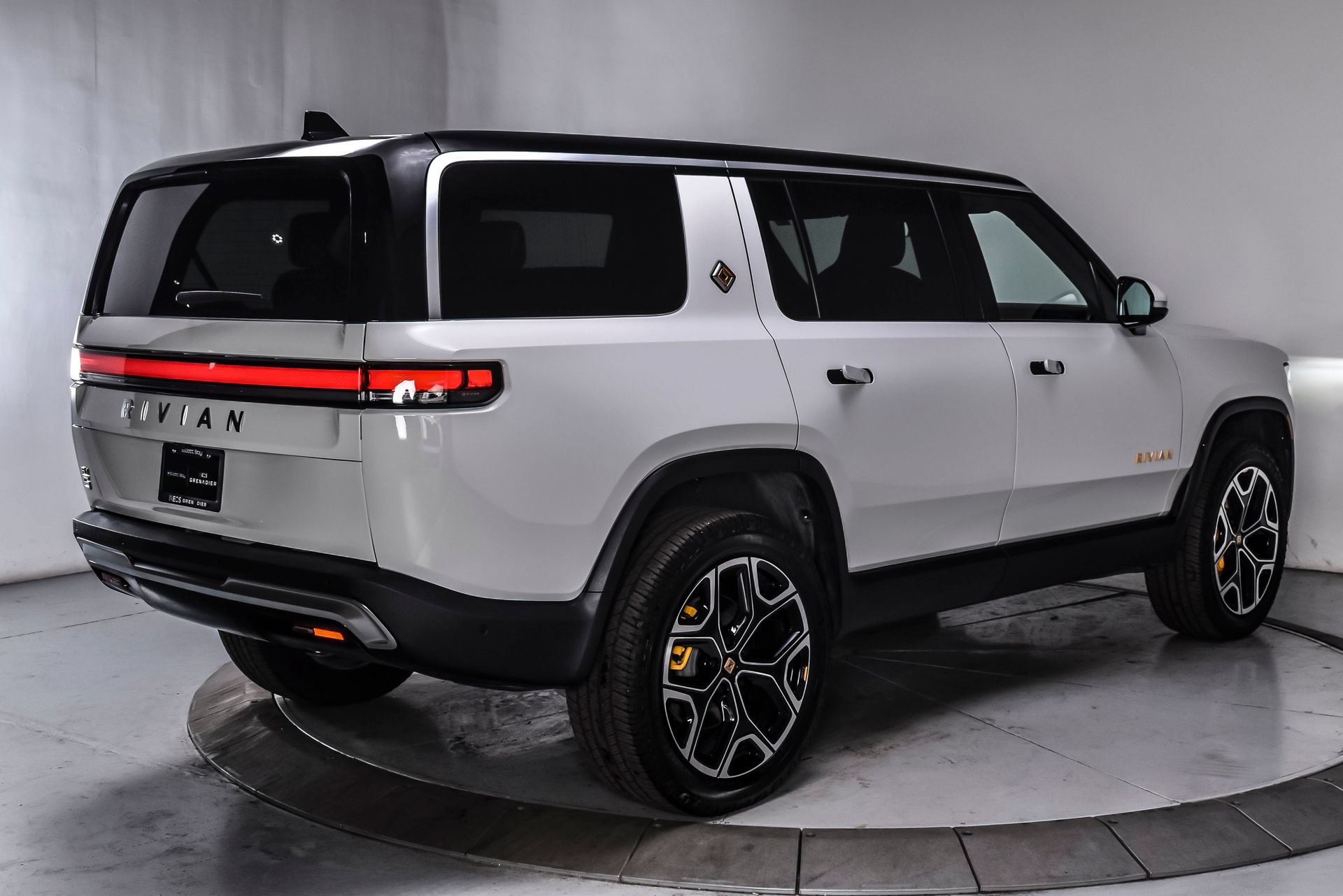 Used 2024 Rivian R1S Adventure AWD/4WD image 6