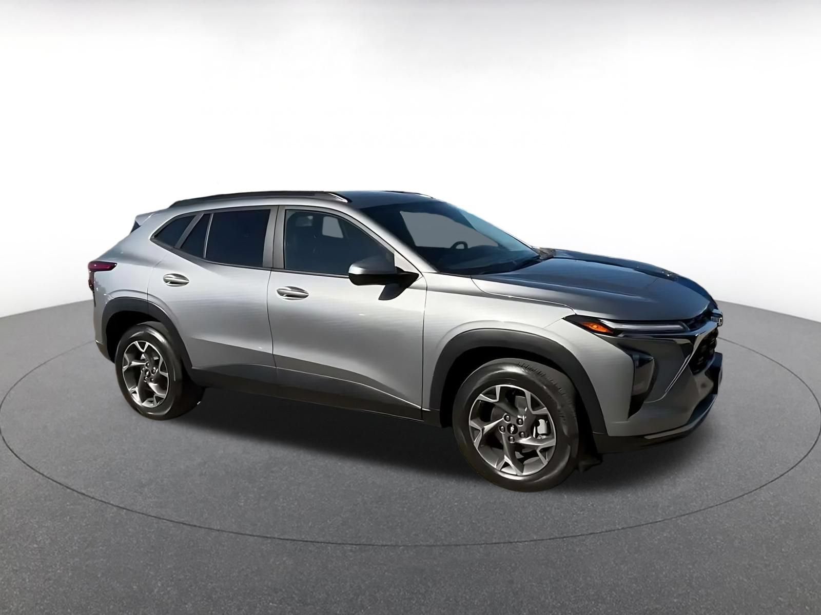 Used 2025 Chevrolet Trax LT w/ LT Convenience Package FWD image 2