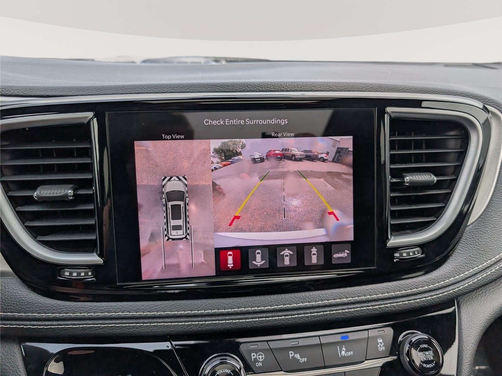 Used 2023 Chrysler Pacifica Limited w/ Uconnect Theater Family Group FWD image 35