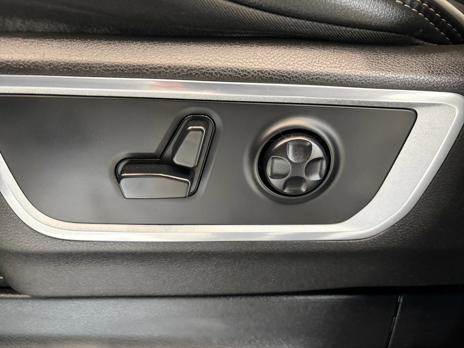 Used 2019 RAM 1500 Laramie AWD/4WD image 12