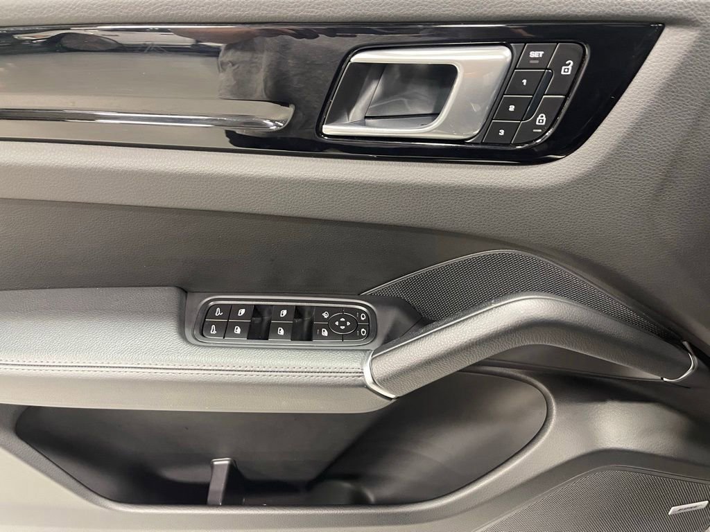 Used 2022 Porsche Cayenne AWD/4WD image 15
