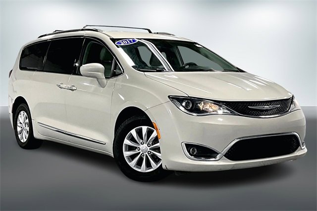 Used 2017 Chrysler Pacifica Touring-L image 1
