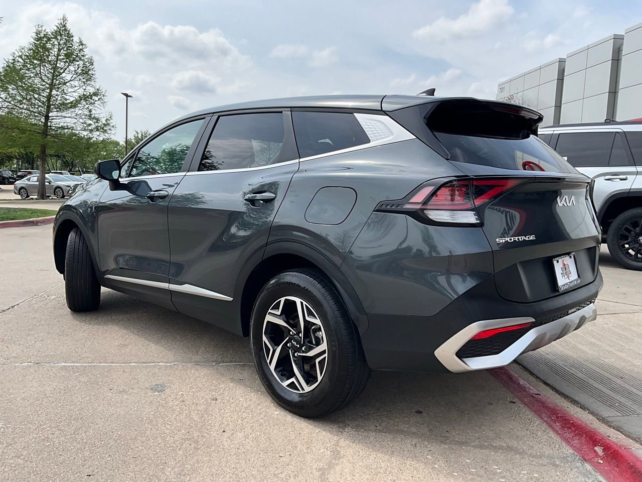 Used 2025 Kia Sportage LX image 8