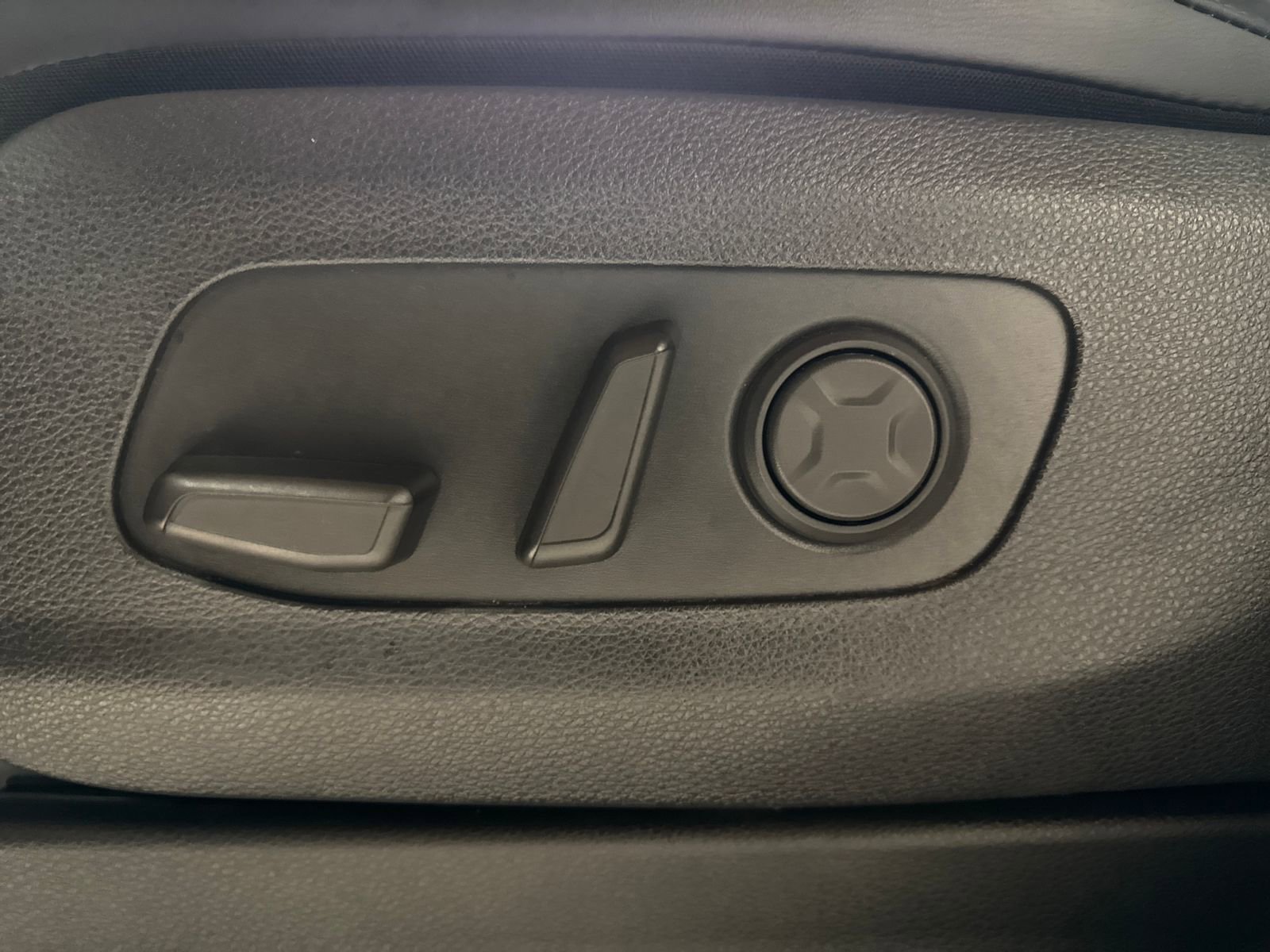 Used 2025 Kia Carnival FWD image 15