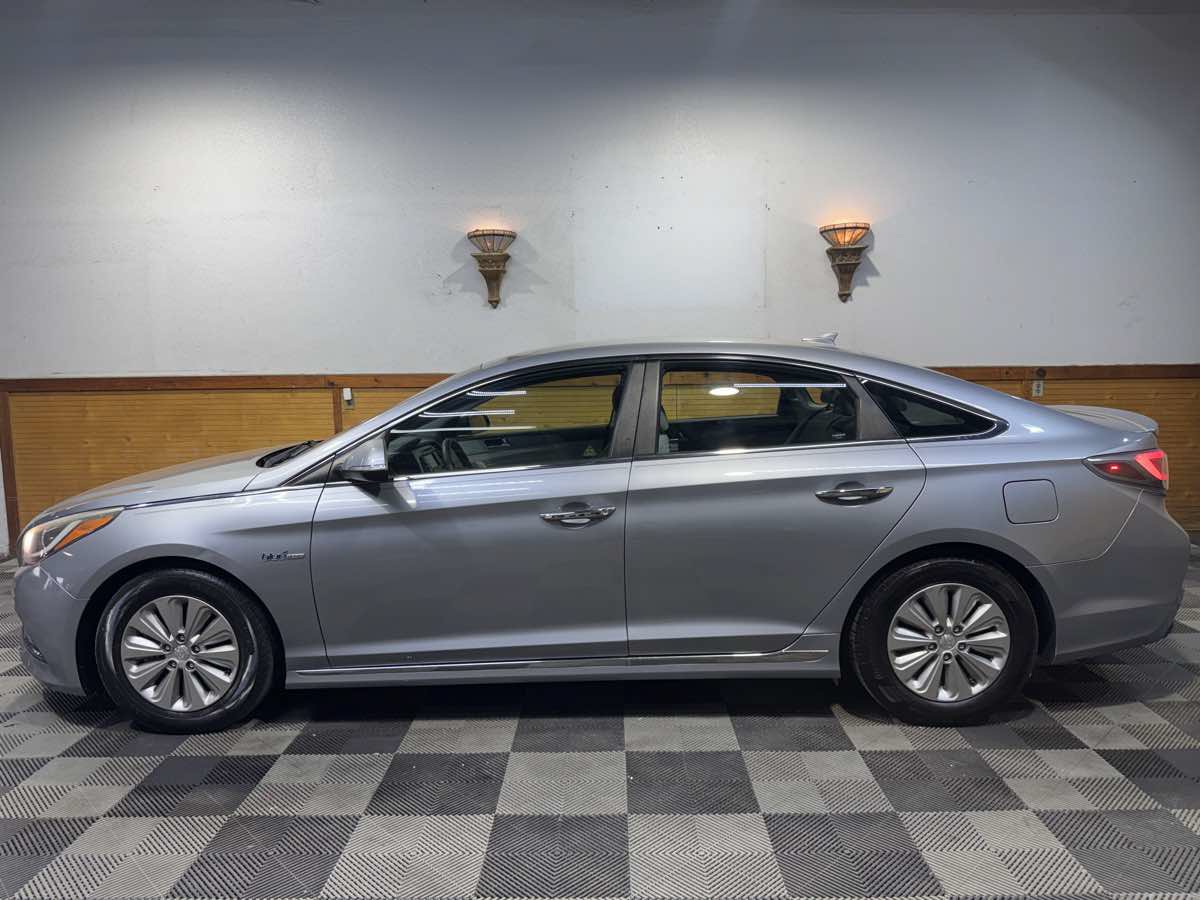 Used 2016 Hyundai Sonata SE FWD image 2