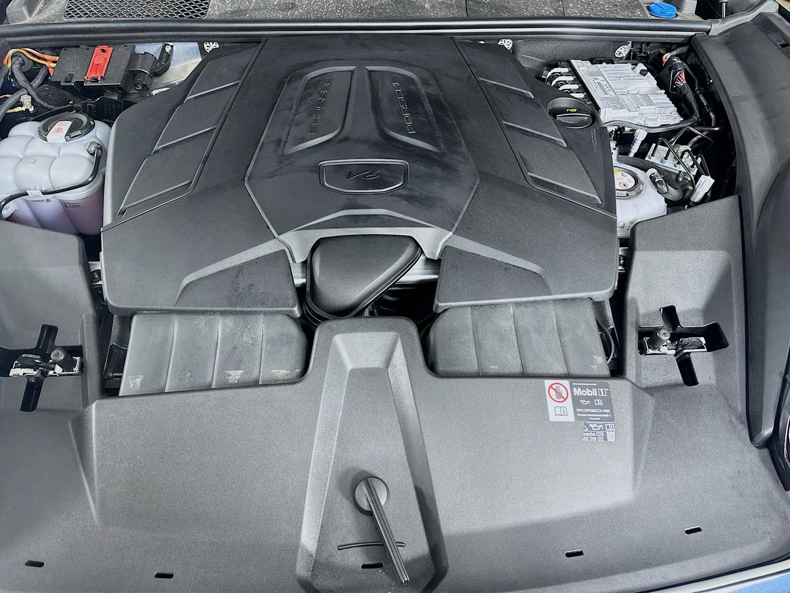 Used 2025 Porsche Cayenne E-Hybrid AWD/4WD image 14