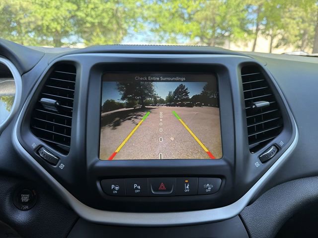 Used 2017 Jeep Cherokee Overland w/ Technology Group AWD/4WD image 17