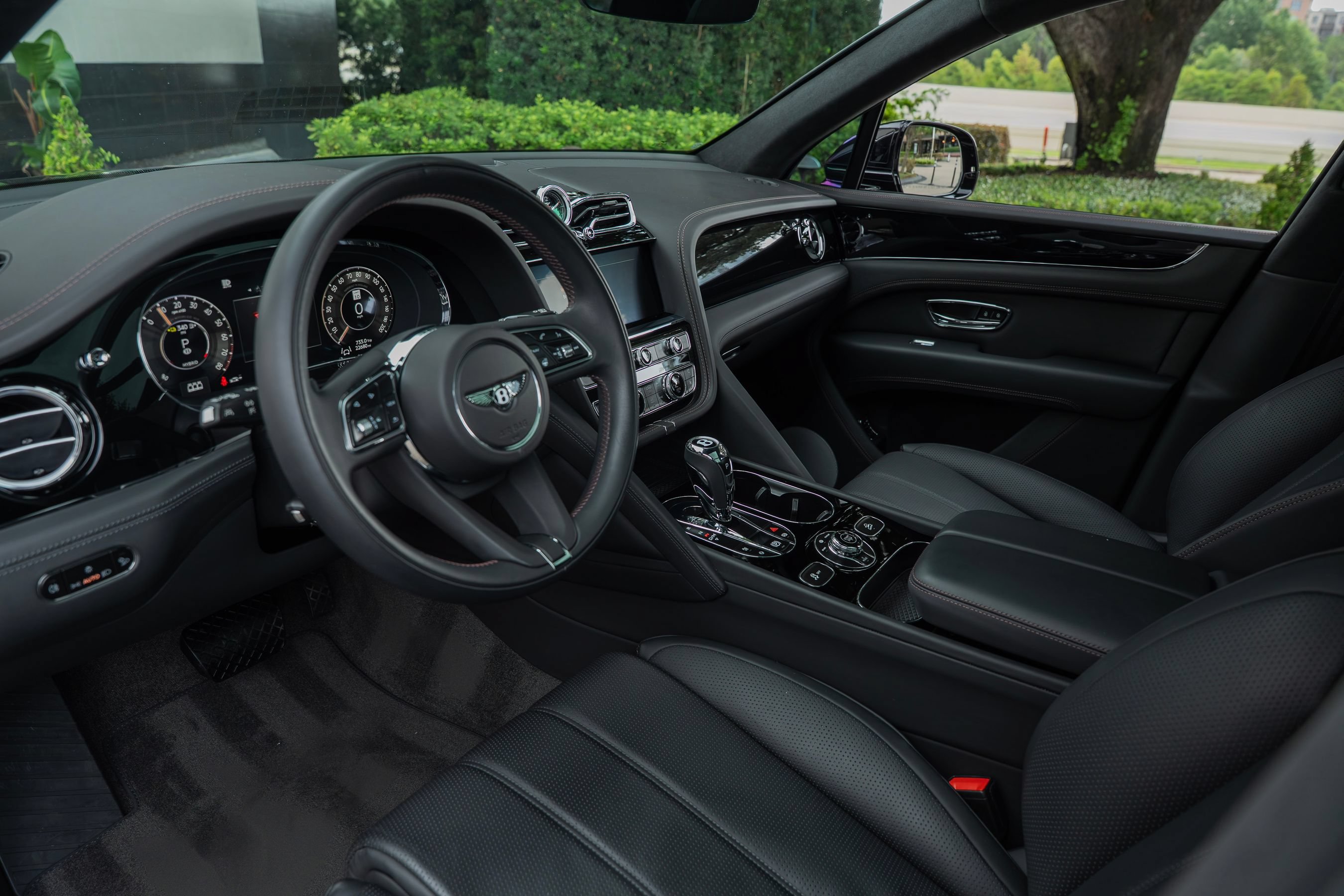 Certified 2024 Bentley Bentayga Plug-In Hybrid AWD/4WD image 9