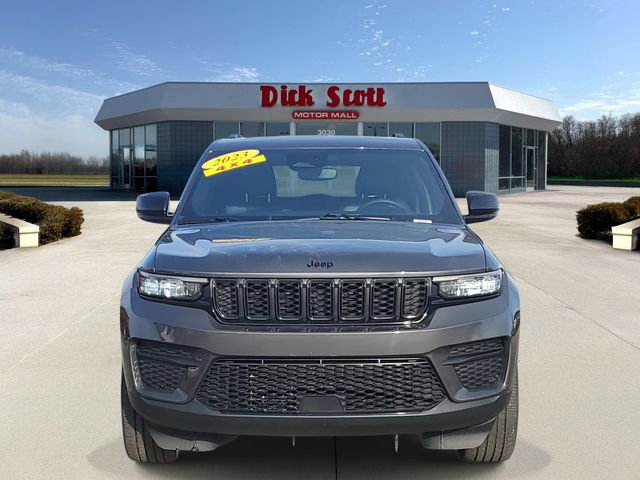 Used 2023 Jeep Grand Cherokee Altitude image 2