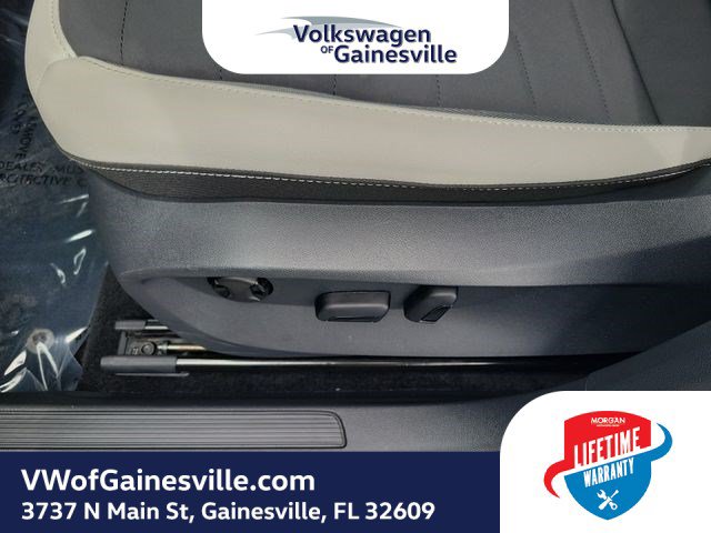 Used 2025 Volkswagen Taos SE FWD image 19