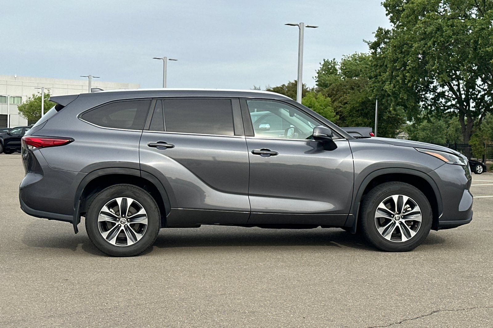 Used 2023 Toyota Highlander XLE AWD/4WD image 3
