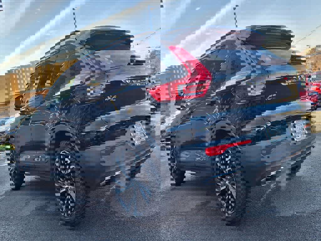 Used 2019 Volvo XC40 T5 R-Design image 4