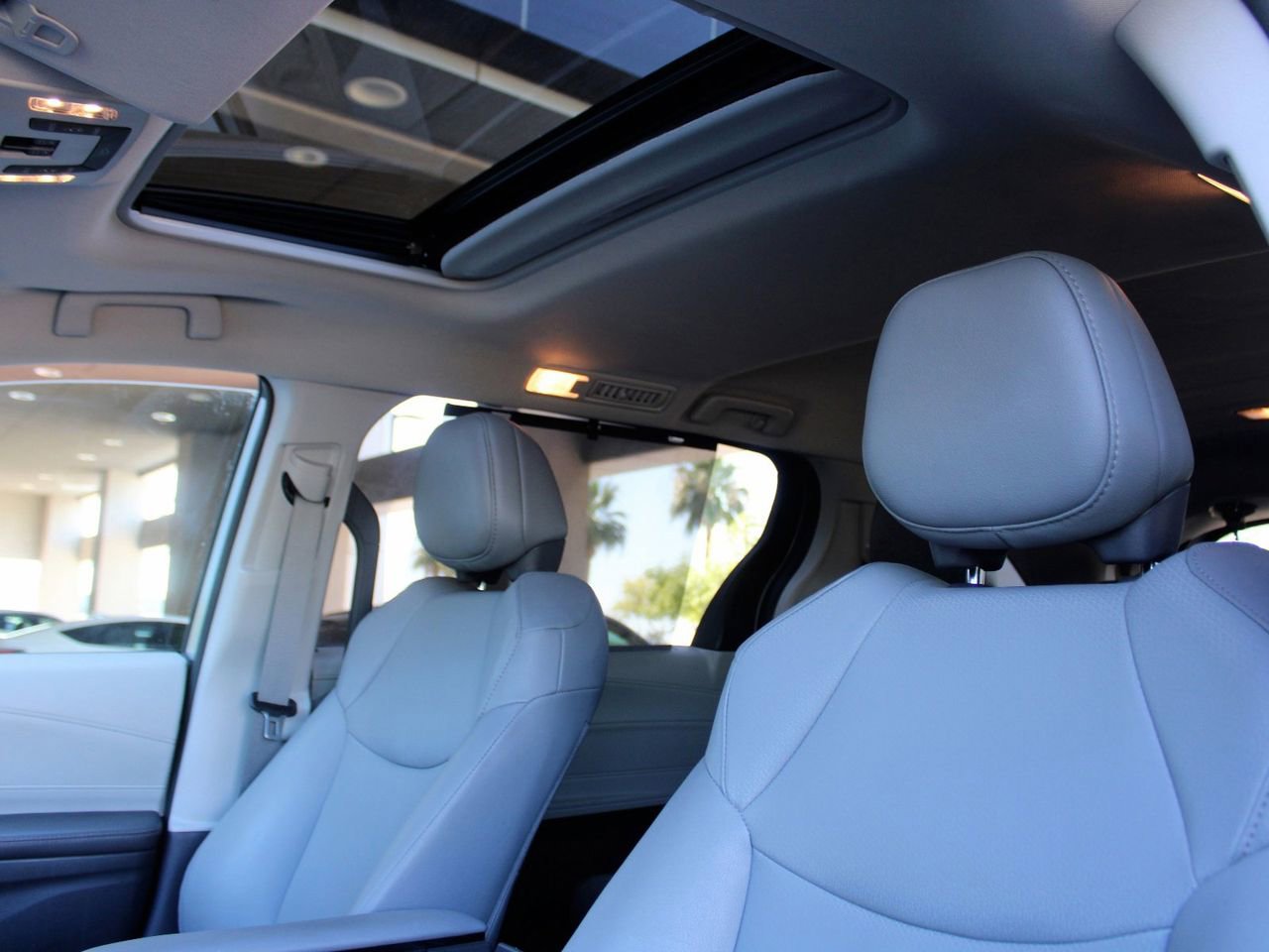 Used 2024 Toyota Sienna XLE FWD image 18