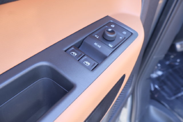 Used 2025 Volkswagen ID. Buzz Pro S RWD image 12