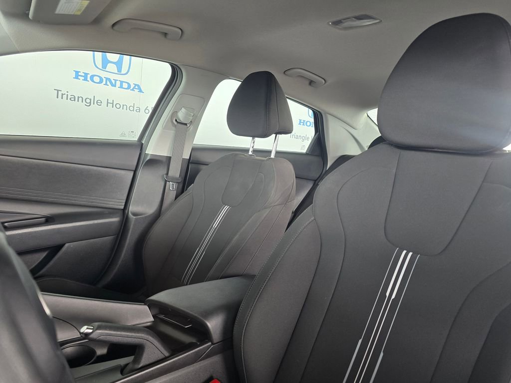 Used 2025 Hyundai Elantra SE FWD image 11