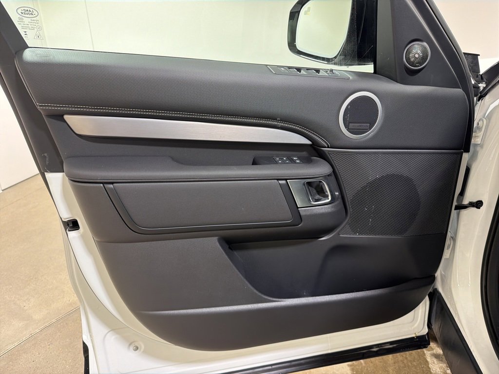 New 2026 Land Rover Discovery Dynamic SE image 9