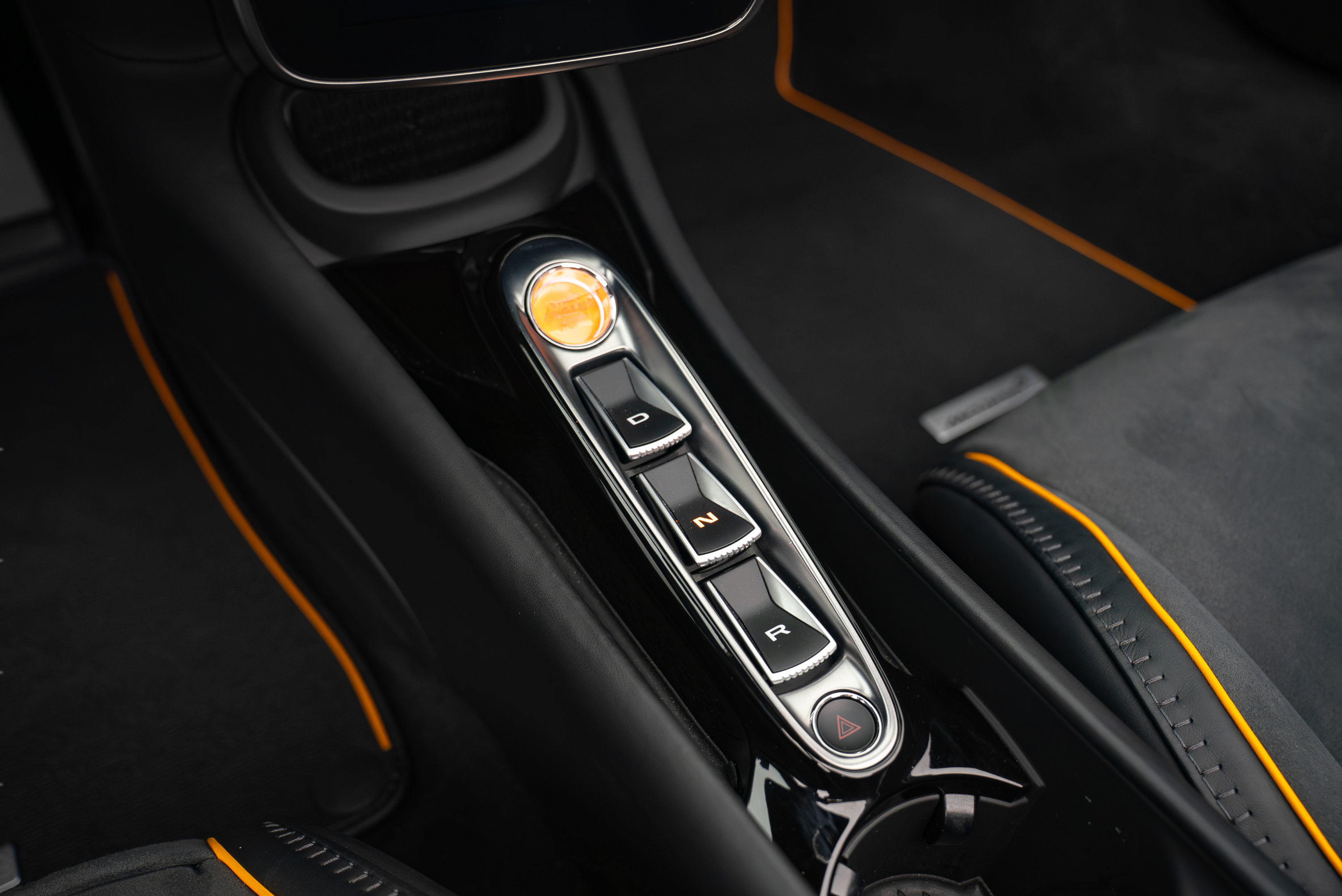 Used 2025 McLaren Artura Spider RWD image 10