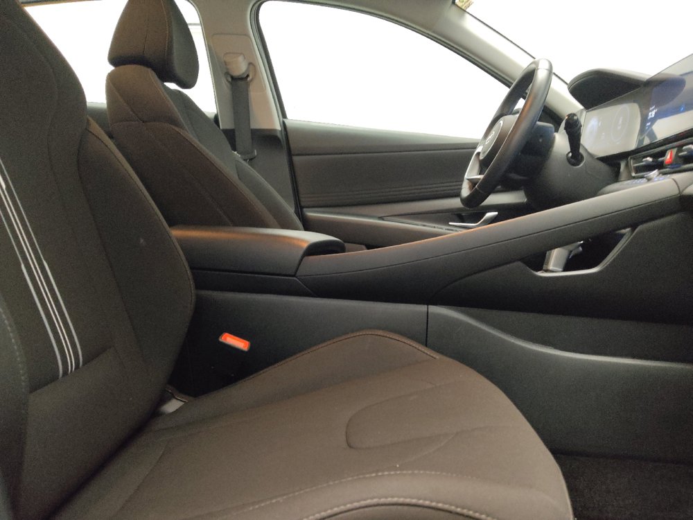 Used 2025 Hyundai Elantra SEL FWD image 21