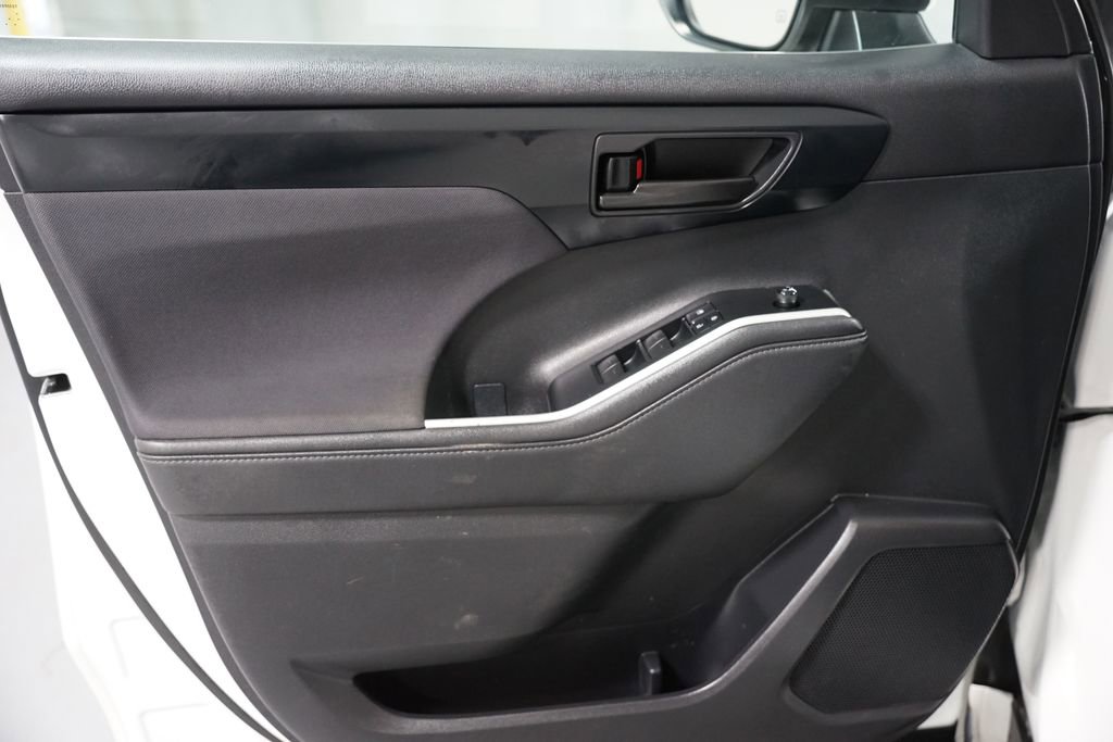 Used 2021 Toyota Highlander L image 29