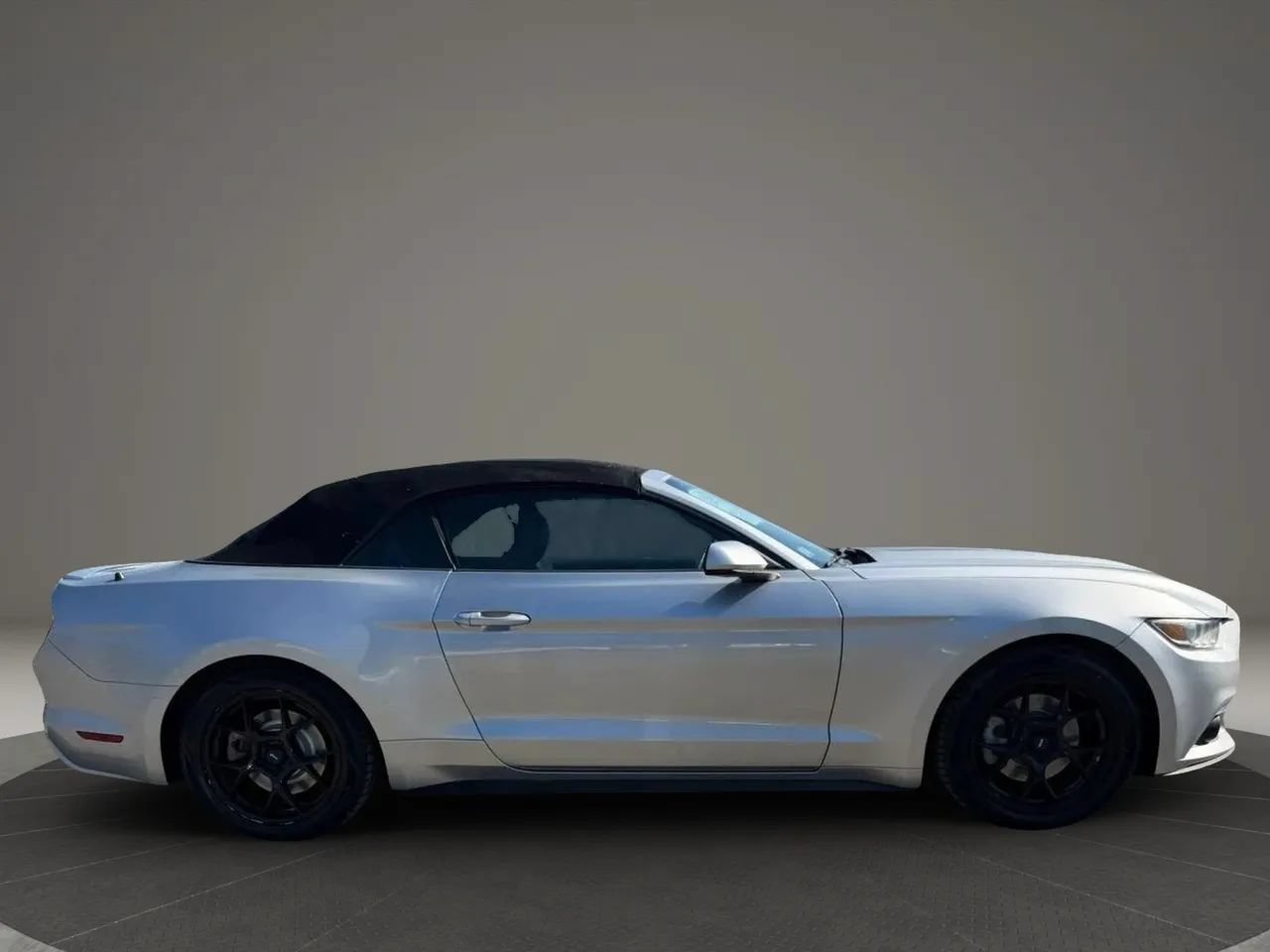 Used 2015 Ford Mustang Convertible w/ Equipment Group 051A RWD image 4