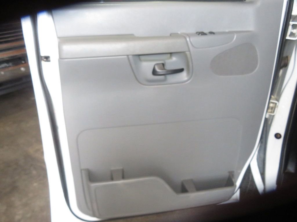 Used 2003 Ford E-350 and Econoline 350 Super Duty Wagon image 16