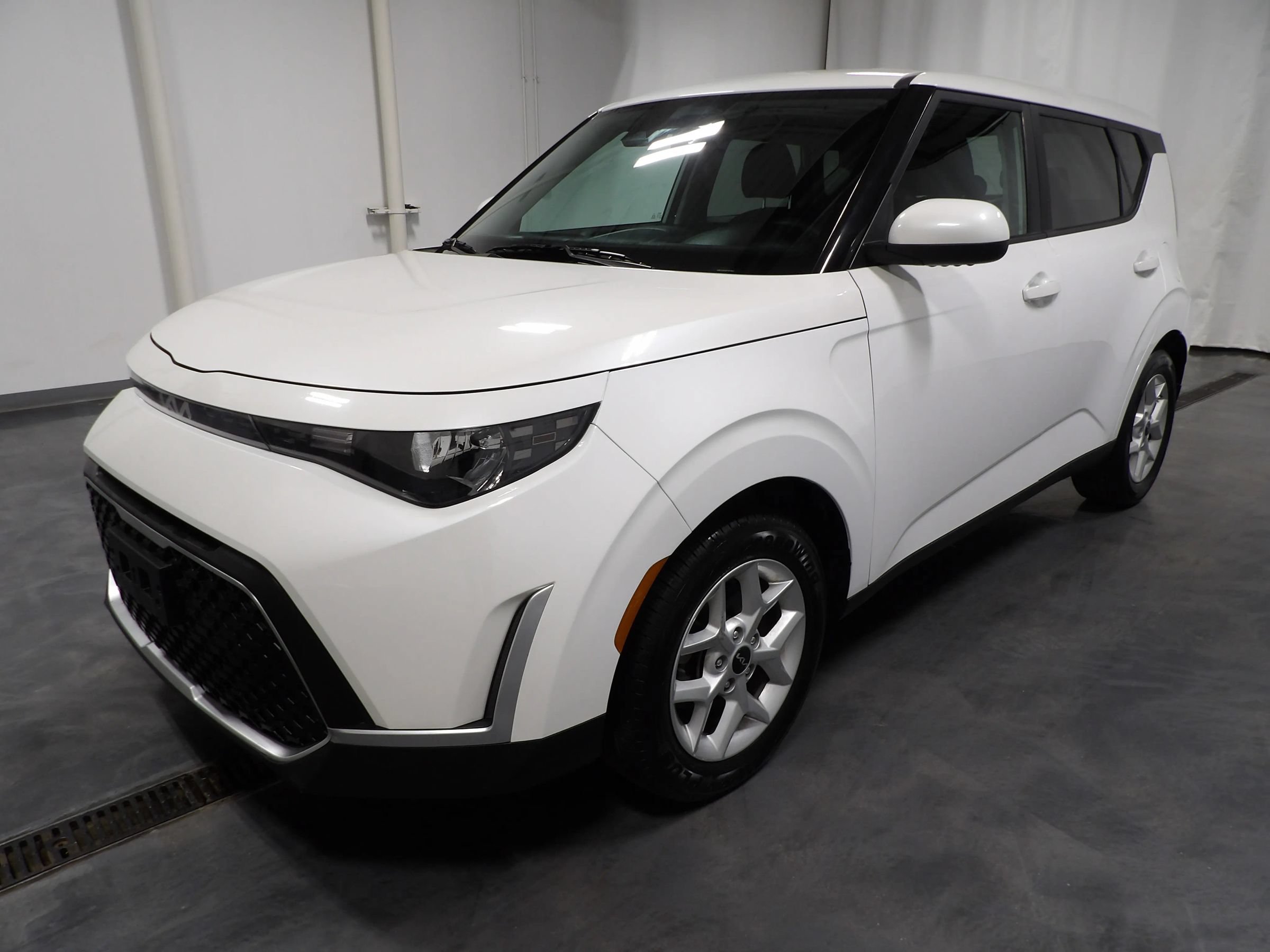 Used 2023 Kia Soul LX w/ Option Group 015 FWD image 4